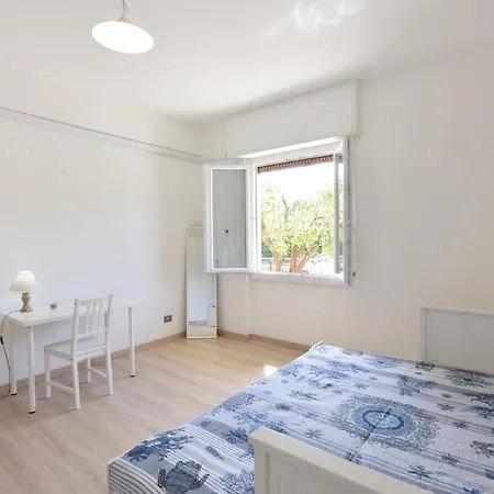 Amazing In With Kitchen Apartment *